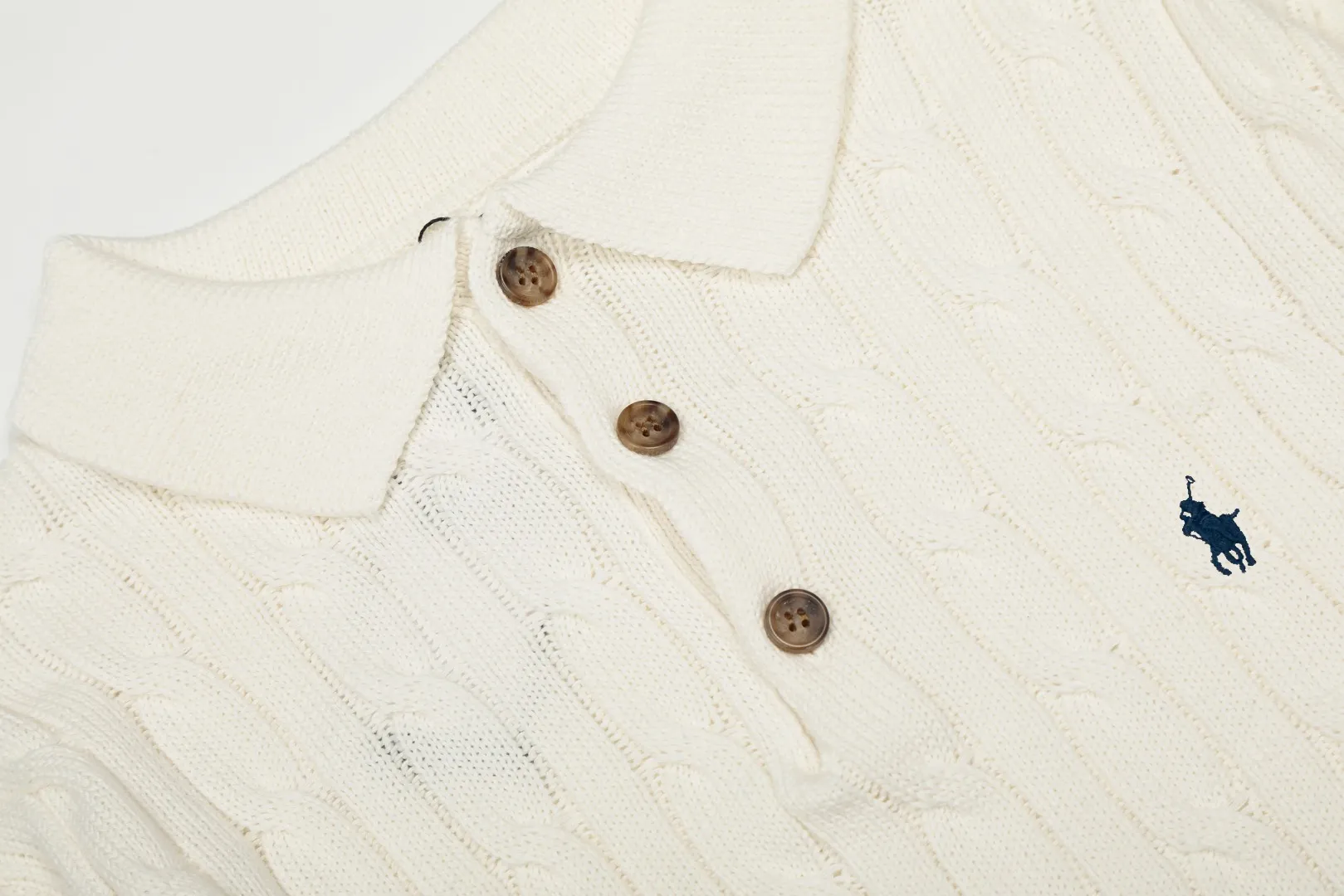 P250 Top quality" Style number: DS862# (not off the shelves all year round) [Ralph Lauren autumn and winter solid color pony embroidery logo knitted POLO lapel sweater] ✅Ralph Lauren Ralph Lauren classic basic lapel POLO same style knitted autumn and winter sweater for men and women ✅Main supplier platform live broadcast Wholesale entity Replenish when out of stock Not off the shelf ✅ZP quality 1:1 version Scan the code to enter the GF website Counter quality ✅Details and quality The only one in Guangzhou Imported high-quality cotton yarn, focusing on high-end, cost-effective, good quality needless to say ✅The version is restored to the original order, the maximum size can be worn up to 190 pounds, loose, comfortable and stress-free ✅The upper body is simple and easy to match, a must-have for men ootd, good-looking clothes are never picky, a must-have recommendation for couples' wardrobes Size: S-XL Color: Black White Gray Khaki Navy Blue White Label Navy Blue Red Label